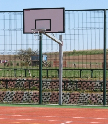 Basketbalová konštrukcia jednostĺpová Strong s ramenom 1,65 m, pre veľkosť tabule 105x180cm alebo 90x120cm, montovaná do montážnych puzdier.